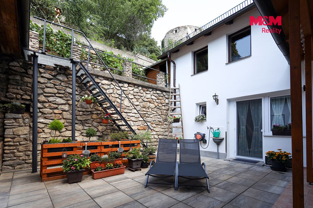 Prodej rodinného domu 277 m², pozemek 453 m² – fotografie 2