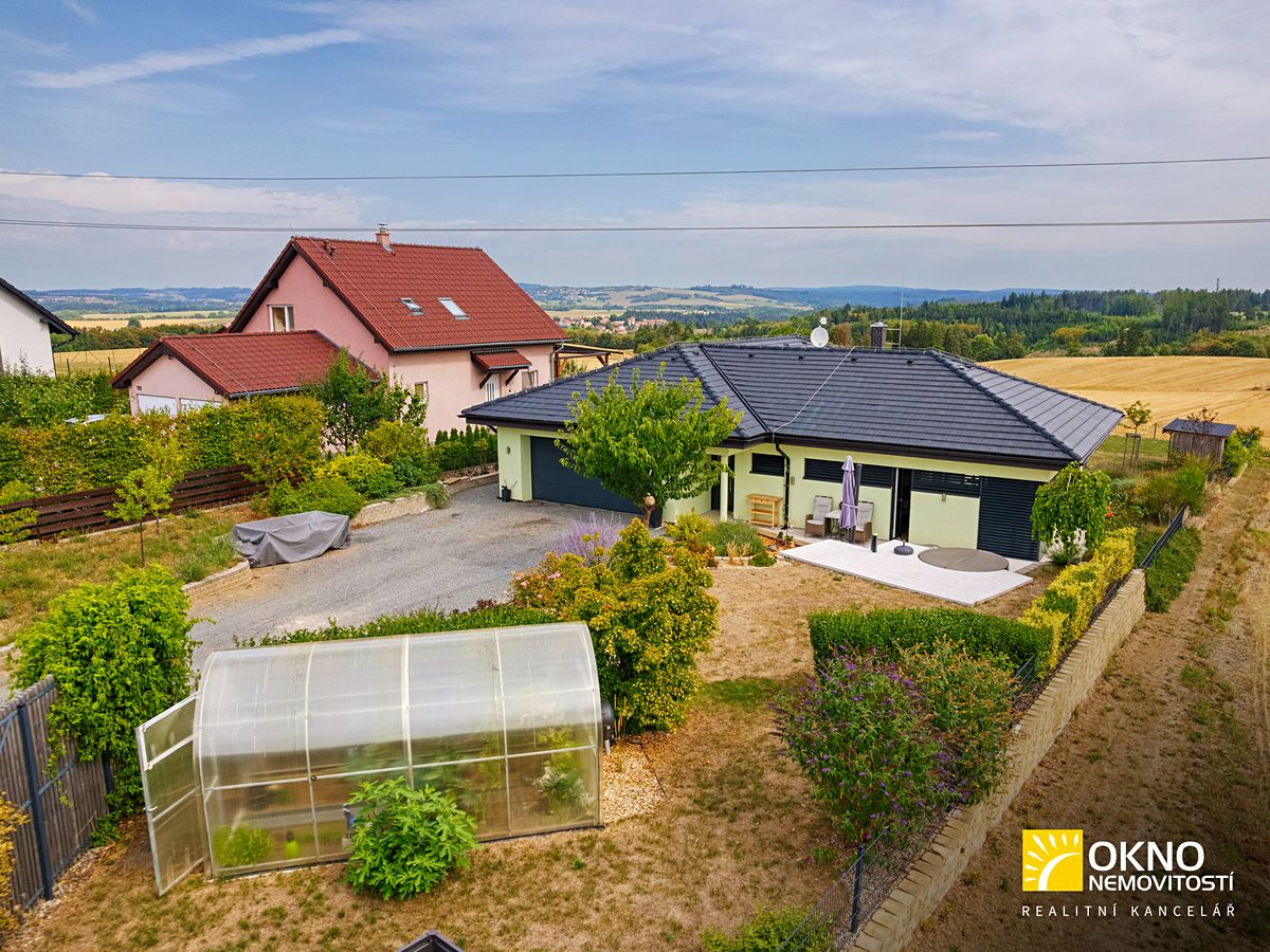 Prodej rodinného domu 228 m², pozemek 1200 m² – fotografie 2
