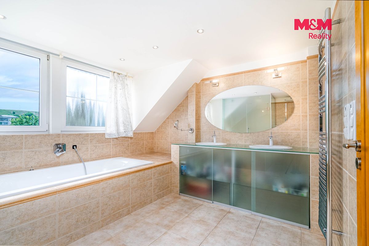 Prodej rodinného domu 262 m², pozemek 1097 m² – fotografie 5