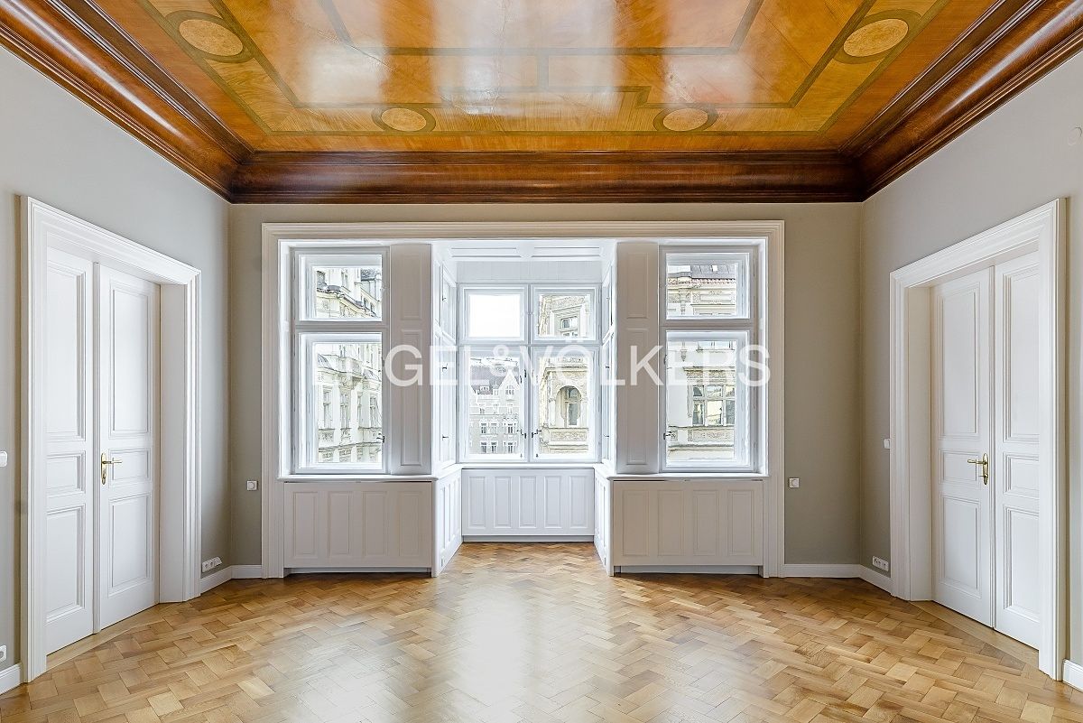 Pronájem bytu 6 pokojů a více 285 m² – fotografie 3
