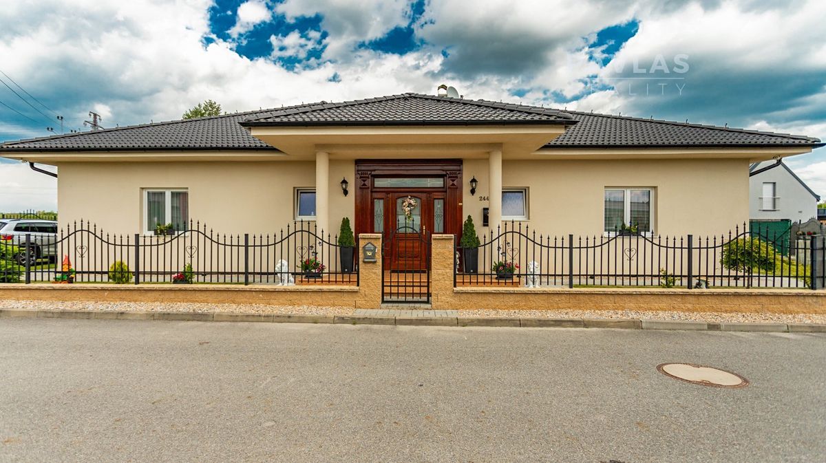Prodej rodinného domu 233 m², pozemek 678 m²