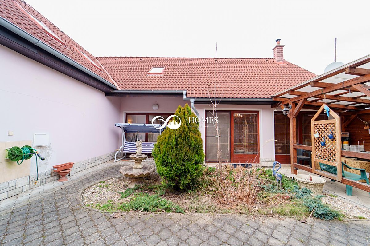 Prodej rodinného domu 226 m², pozemek 263 m² – fotografie 2