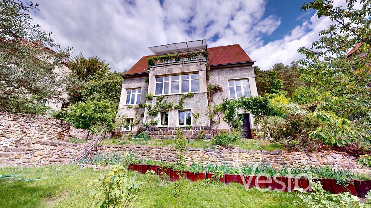 Prodej rodinného domu 228 m², pozemek 825 m²