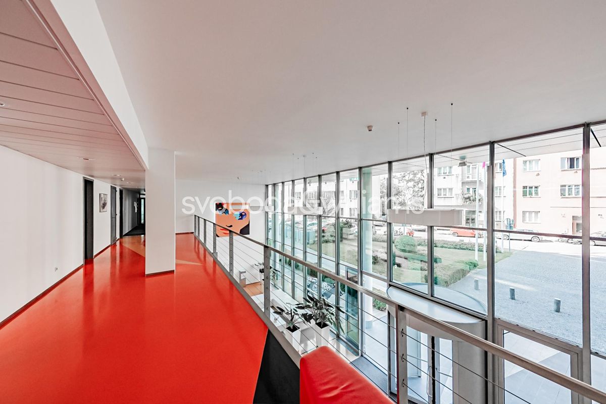 Pronájem kanceláře 956 m² – fotografie 4