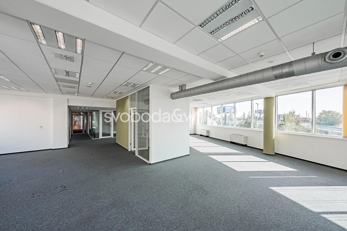Pronájem kanceláře 956 m² – fotografie 5