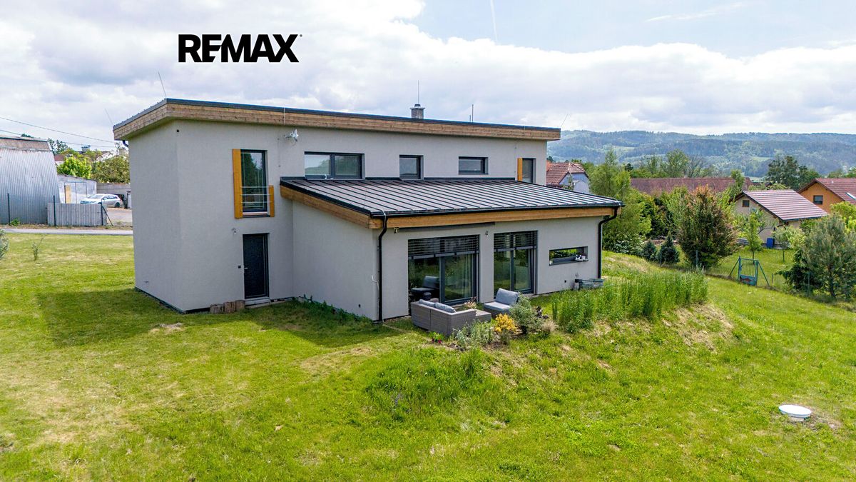 Prodej rodinného domu 193 m², pozemek 2605 m²