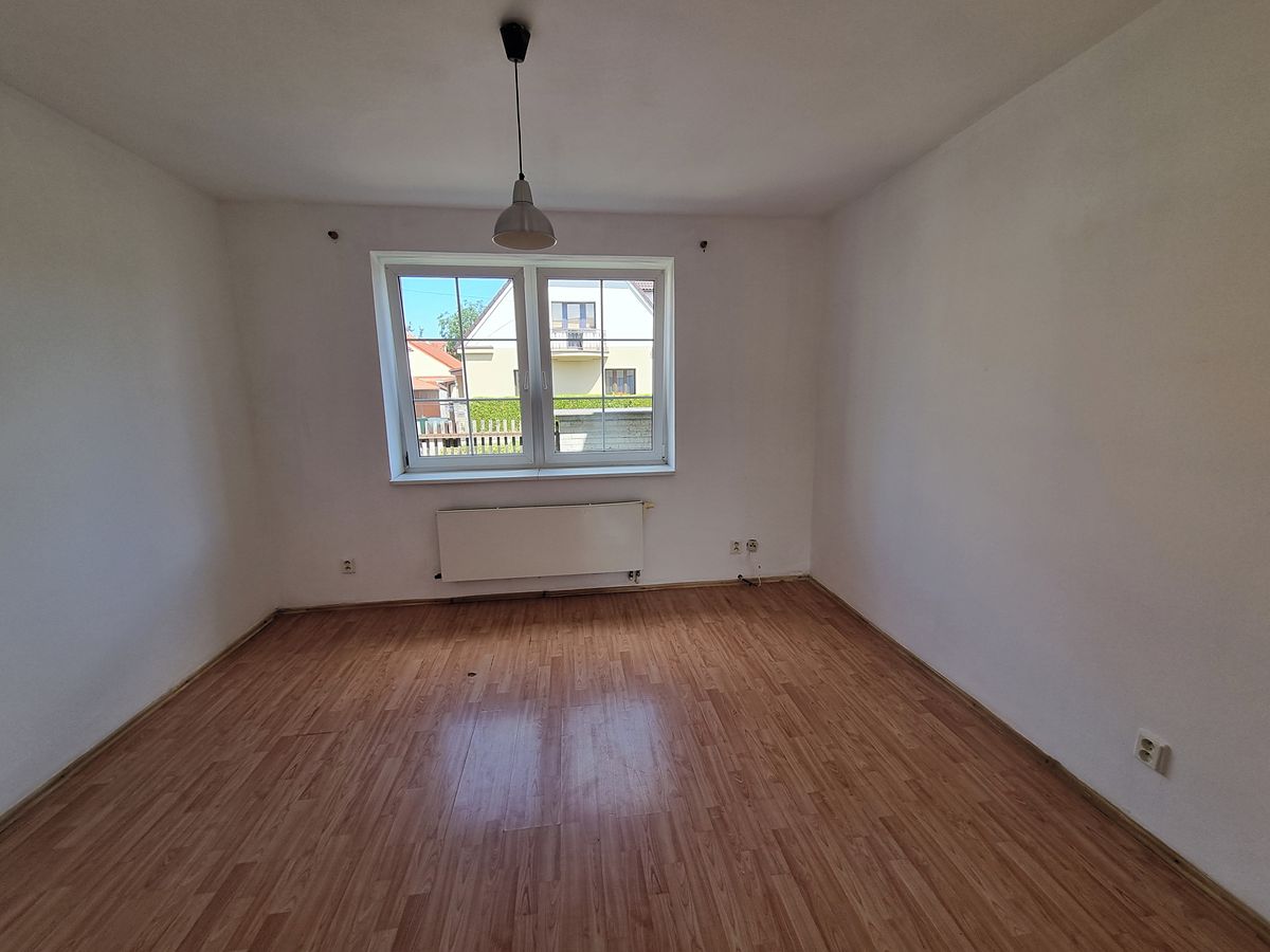 Prodej rodinného domu 75 m², pozemek 180 m² – fotografie 2