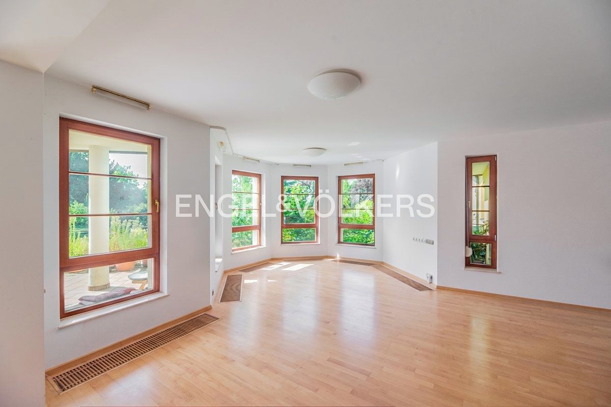 Pronájem rodinného domu 440 m², pozemek 1096 m² – fotografie 3