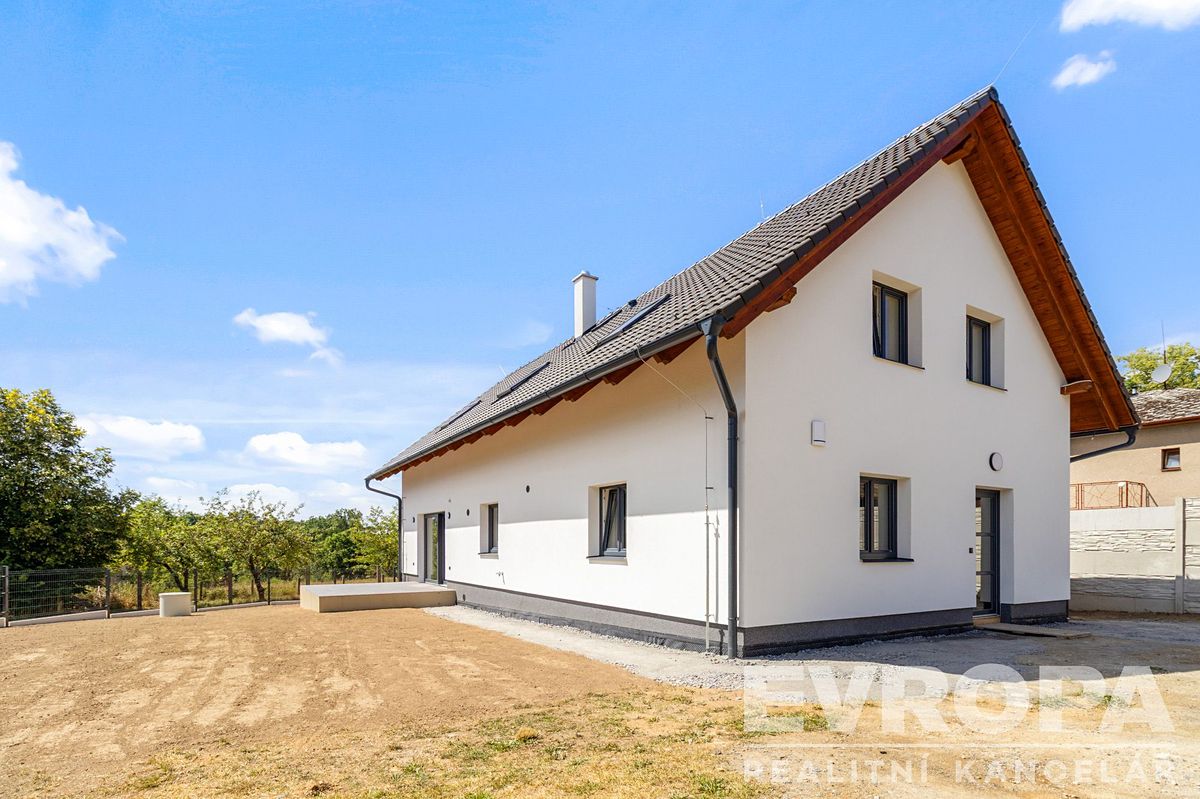 Prodej rodinného domu 169 m², pozemek 881 m² – fotografie 2