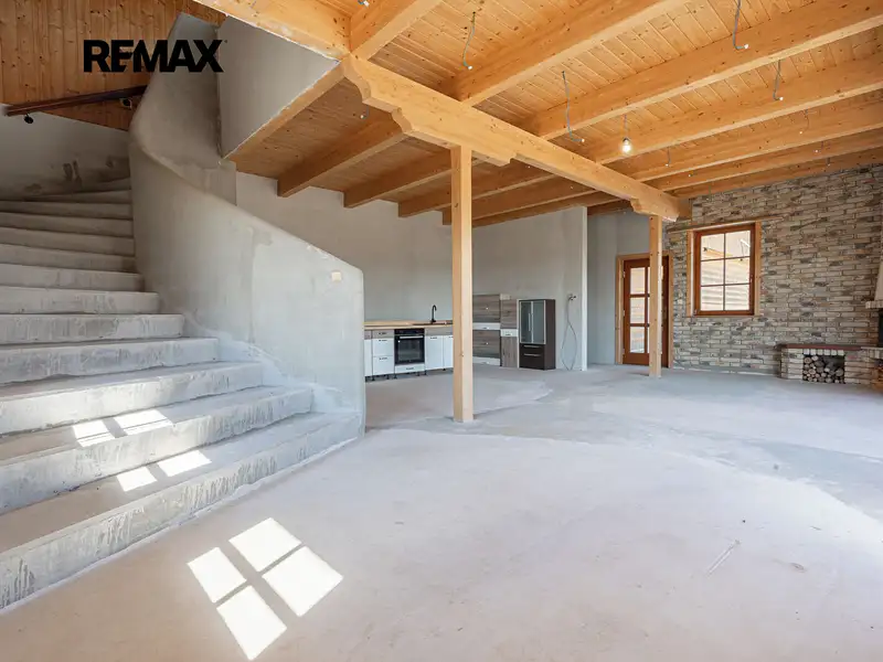 Prodej vily 708 m², pozemek 1910 m², Králův Dvůr – náhled fotky 3