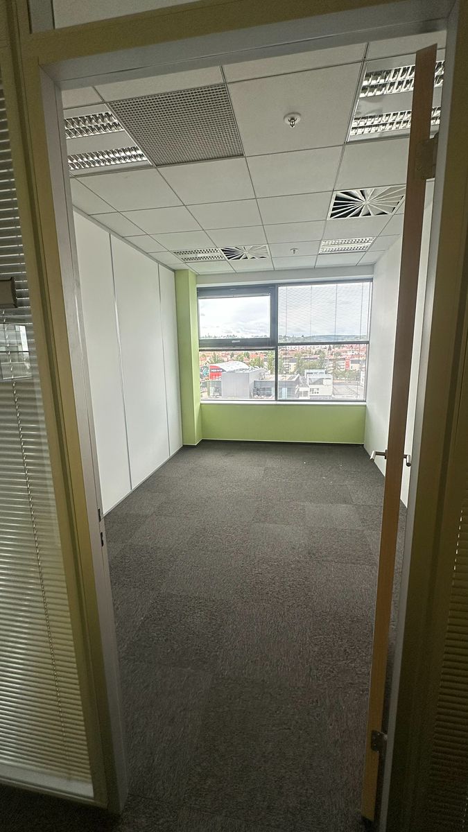 Pronájem kanceláře 240 m² – fotografie 5
