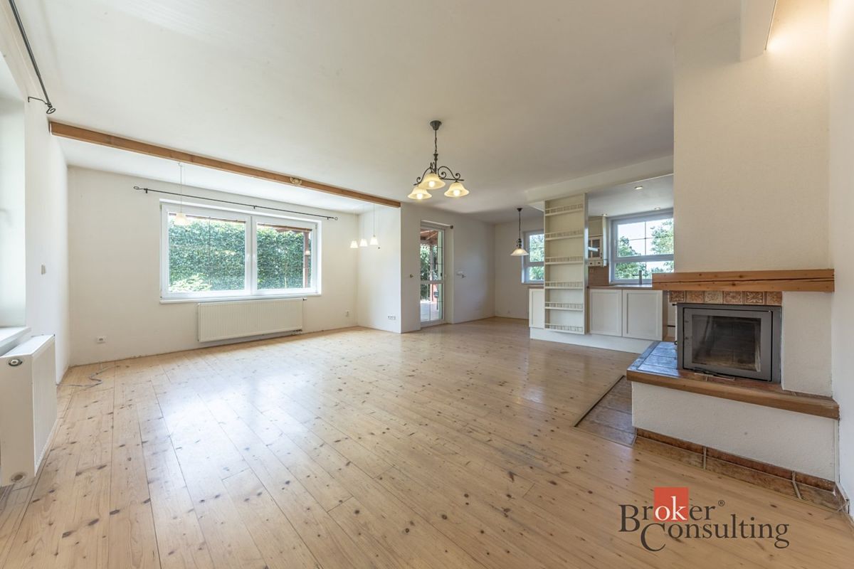Prodej rodinného domu 260 m², pozemek 822 m² – fotografie 4