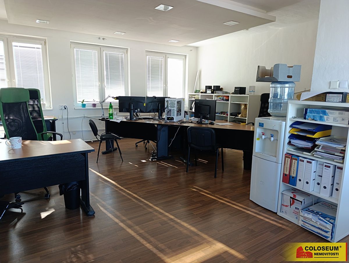 Pronájem kanceláře 291 m² – fotografie 3