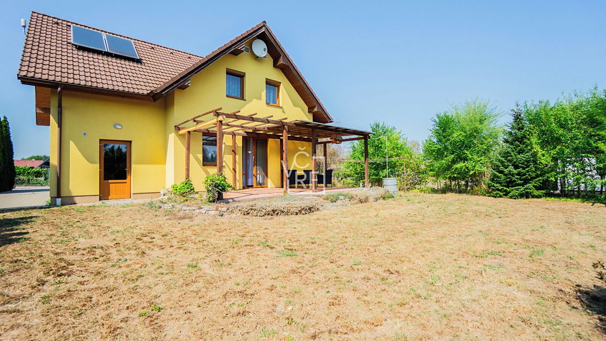 Prodej rodinného domu 175 m², pozemek 889 m² – fotografie 2