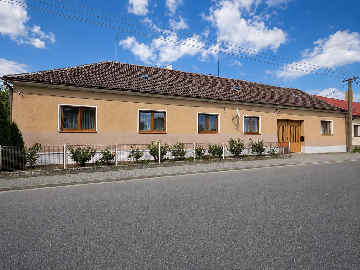 Prodej rodinného domu 230 m², pozemek 2295 m² – fotografie 3
