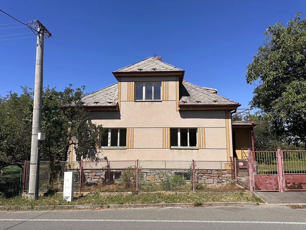 Prodej rodinného domu 180 m², pozemek 1799 m²