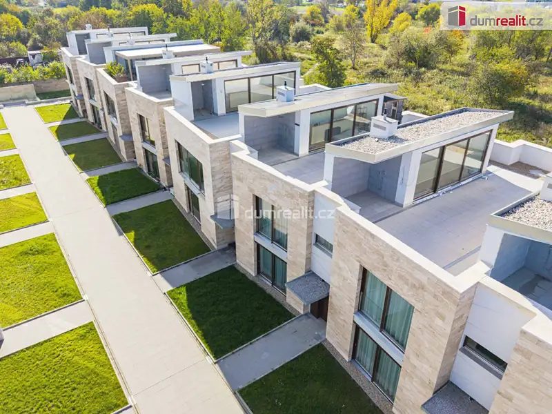 Prodej rodinného domu 286 m², pozemek 261 m², Praha – náhled fotky 3