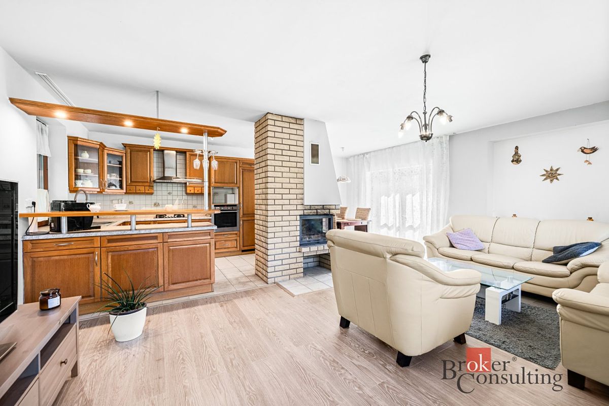 Prodej rodinného domu 196 m², pozemek 252 m² – fotografie 2