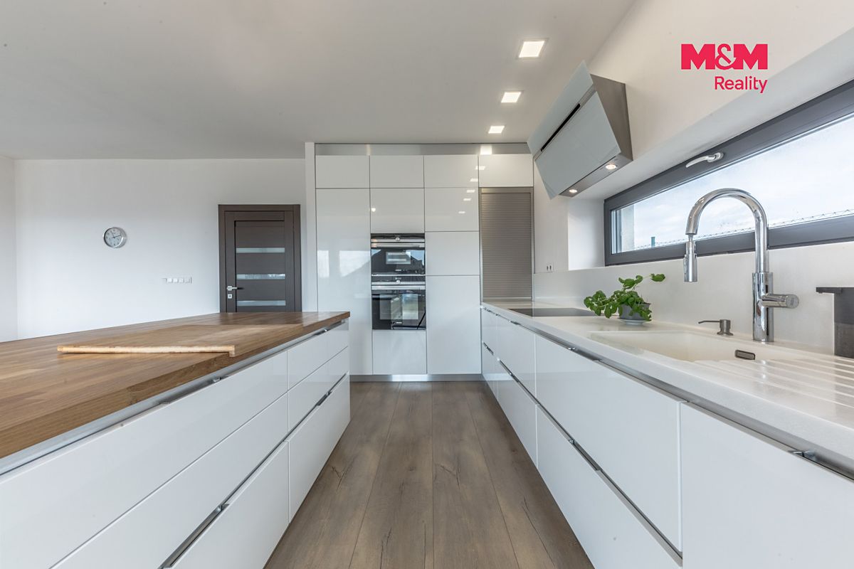 Prodej rodinného domu 178 m², pozemek 458 m² – fotografie 2