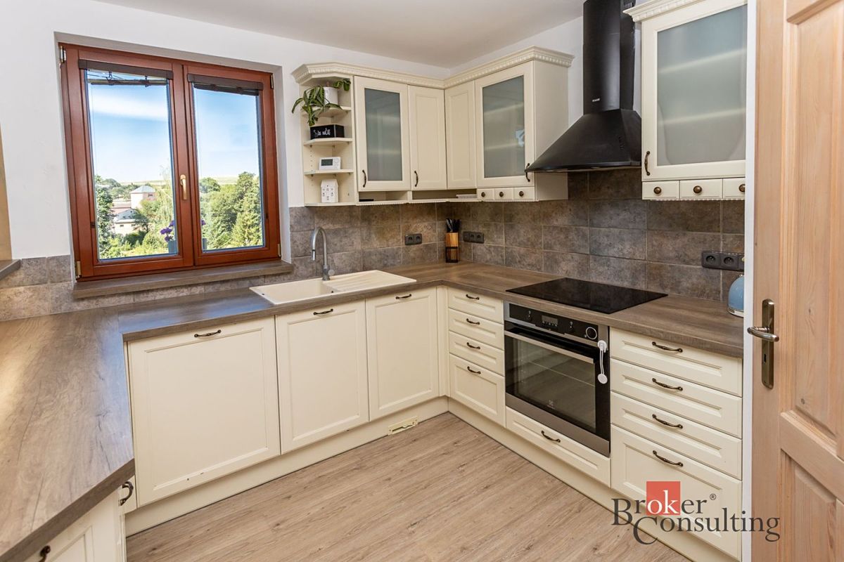 Prodej rodinného domu 200 m², pozemek 926 m² – fotografie 2