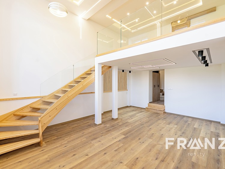 Pronájem bytu 2+1, 75 m² (2 z 21)