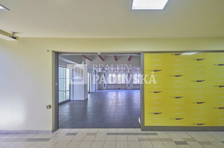 Pronájem komerčního prostoru, 74 m² (2 z 11)