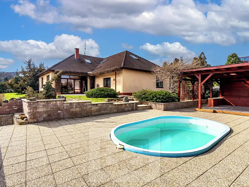 Prodej rodinného domu 262 m², pozemek 2154 m², Králův Dvůr – náhled fotky 2