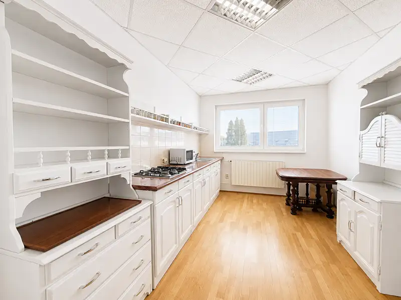 Pronájem kanceláře 270 m², Babice – náhled fotky 2