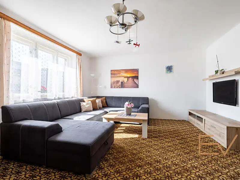 Prodej rodinného domu 216 m², pozemek 681 m², Nové Strašecí – náhled fotky 2