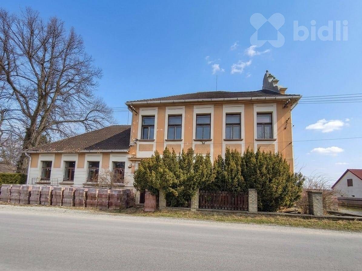 Prodej rodinného domu 700 m², pozemek 1136 m² – fotografie 2