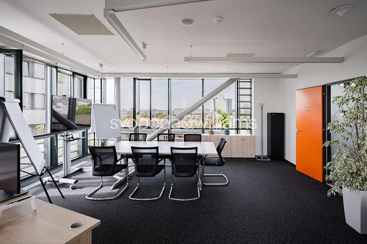 Pronájem kanceláře 338 m²