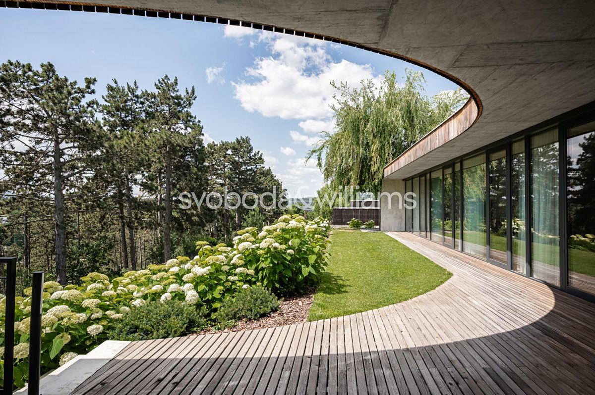 Prodej rodinného domu 305 m², pozemek 1079 m² – fotografie 2