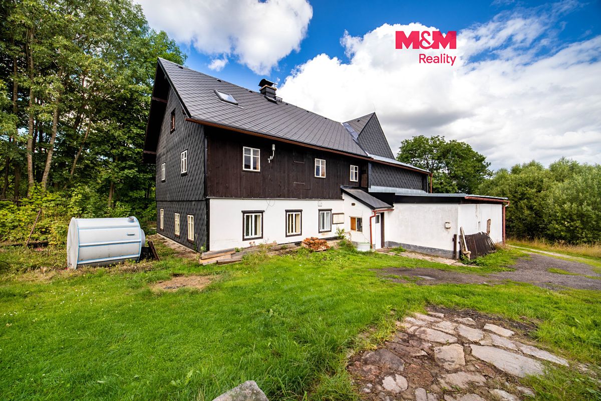 Prodej rodinného domu 350 m², pozemek 2607 m²