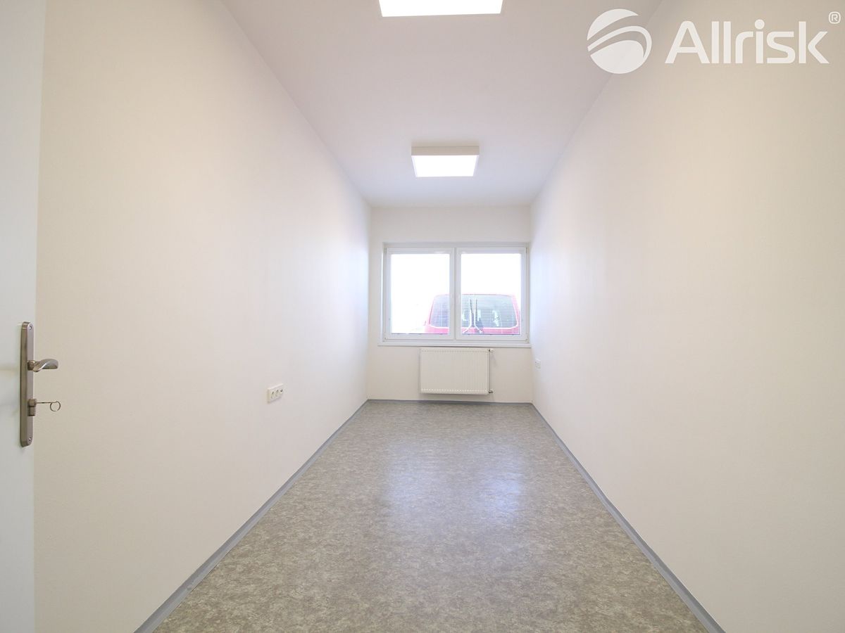 Pronájem kanceláře 173 m² – fotografie 4