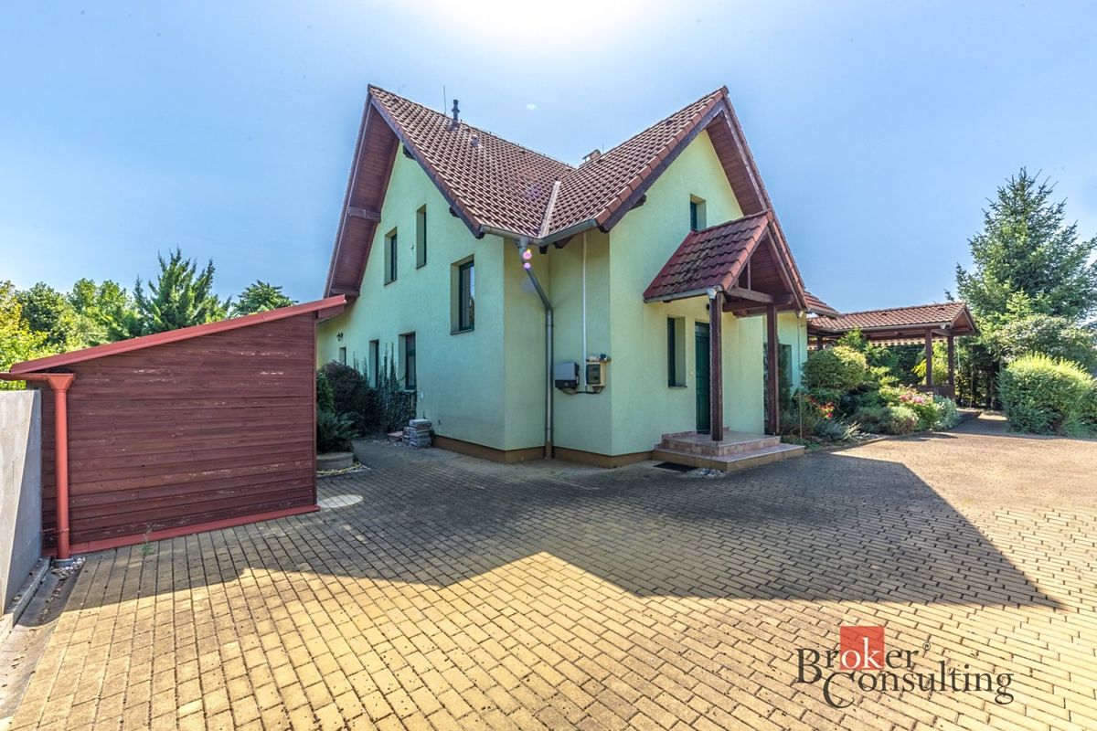 Prodej rodinného domu 260 m², pozemek 822 m²