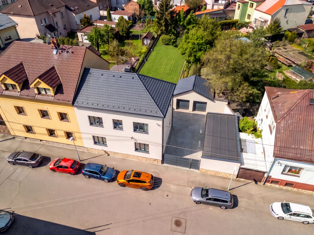 Prodej rodinného domu 198 m², pozemek 831 m² – fotografie 2