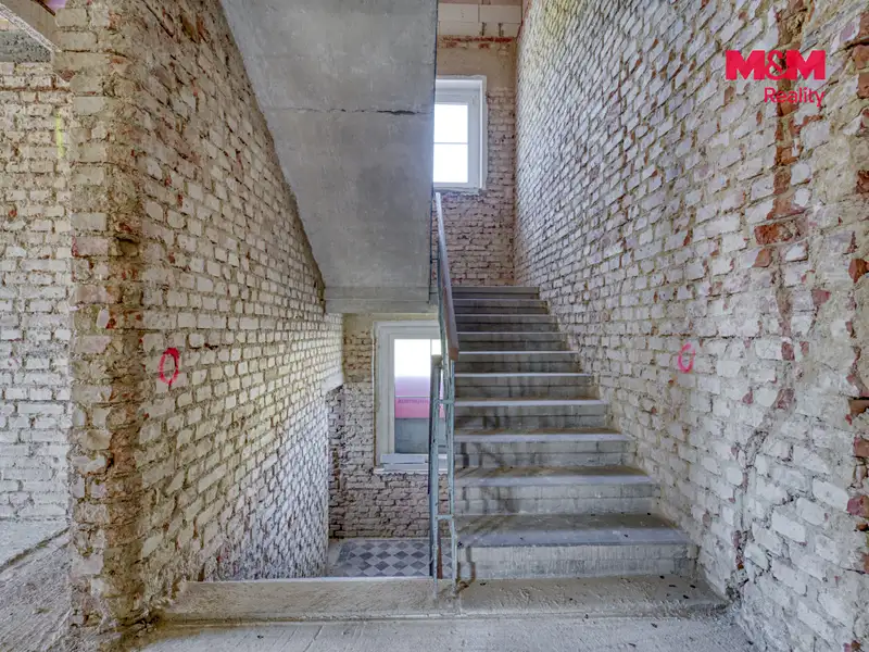 Prodej rodinného domu 430 m², pozemek 290 m², Plasy – náhled fotky 3