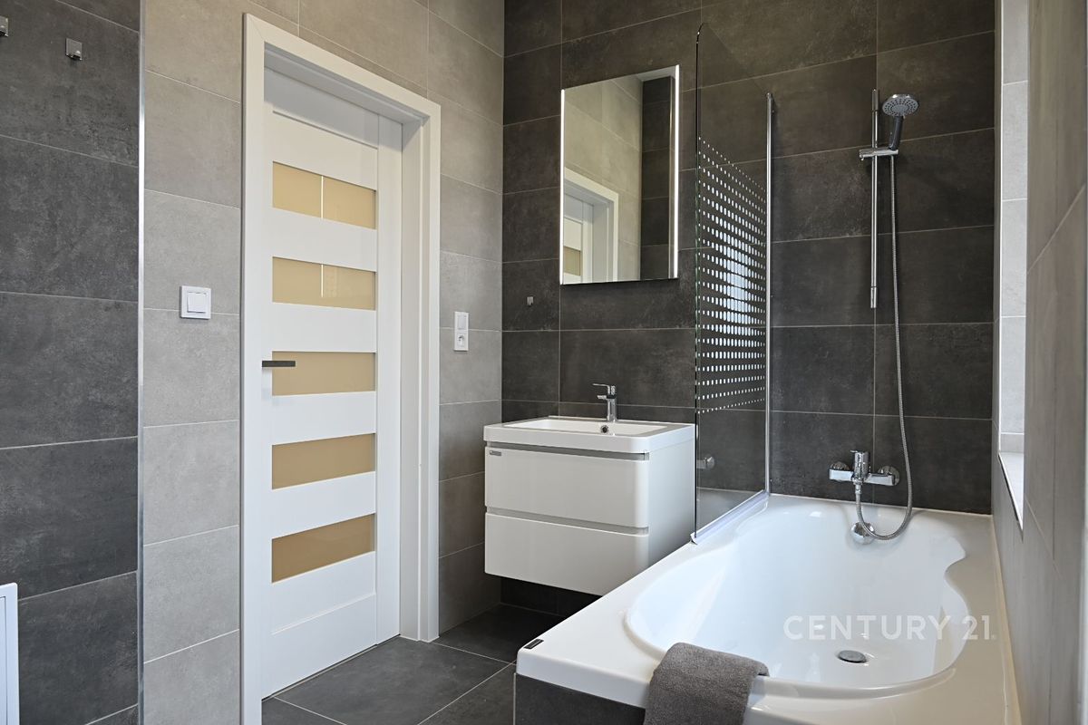 Pronájem bytu 2+kk 56 m² – fotografie 2