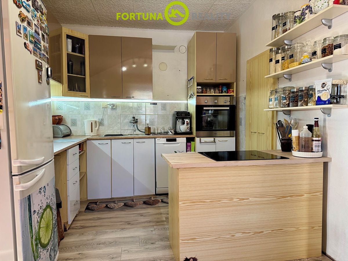 Prodej rodinného domu 206 m², pozemek 692 m² – fotografie 3