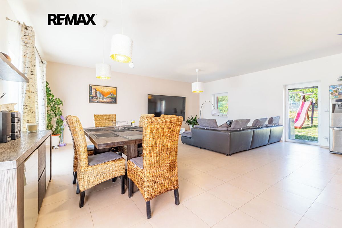 Prodej rodinného domu 228 m², pozemek 919 m² – fotografie 2