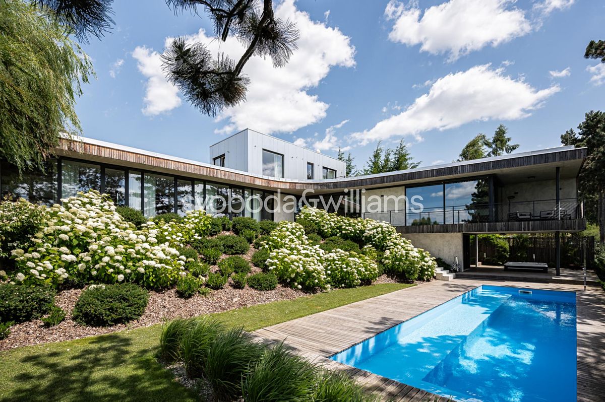 Prodej rodinného domu 305 m², pozemek 1079 m²