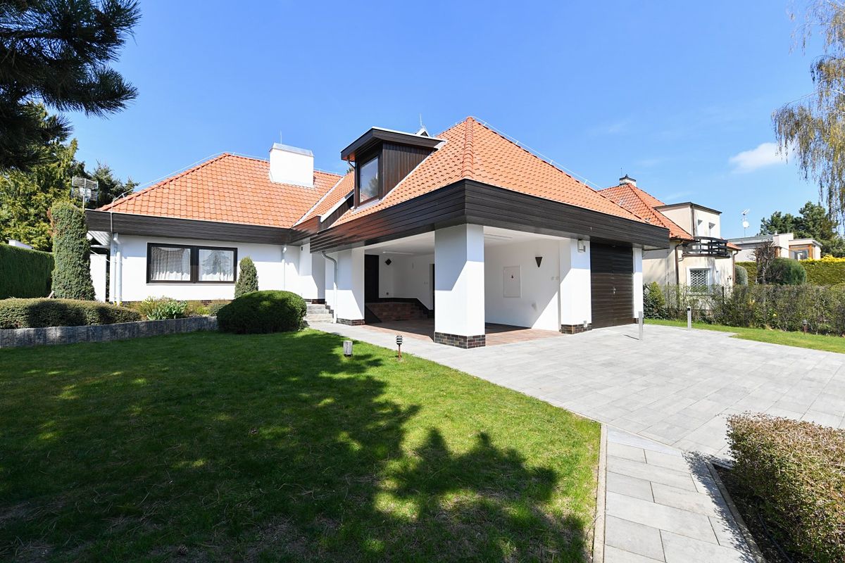 Pronájem rodinného domu 417 m², pozemek 1100 m², Praha – fotka 1 z 3