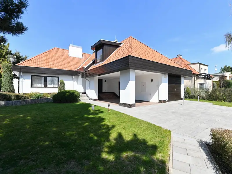 Pronájem rodinného domu 417 m², pozemek 1100 m², Praha – náhled fotky 1