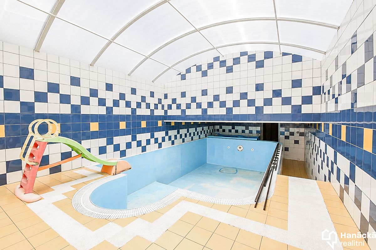 Prodej rodinného domu 345 m², pozemek 630 m² – fotografie 2
