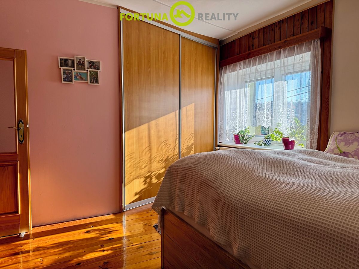 Prodej rodinného domu 206 m², pozemek 692 m² – fotografie 5
