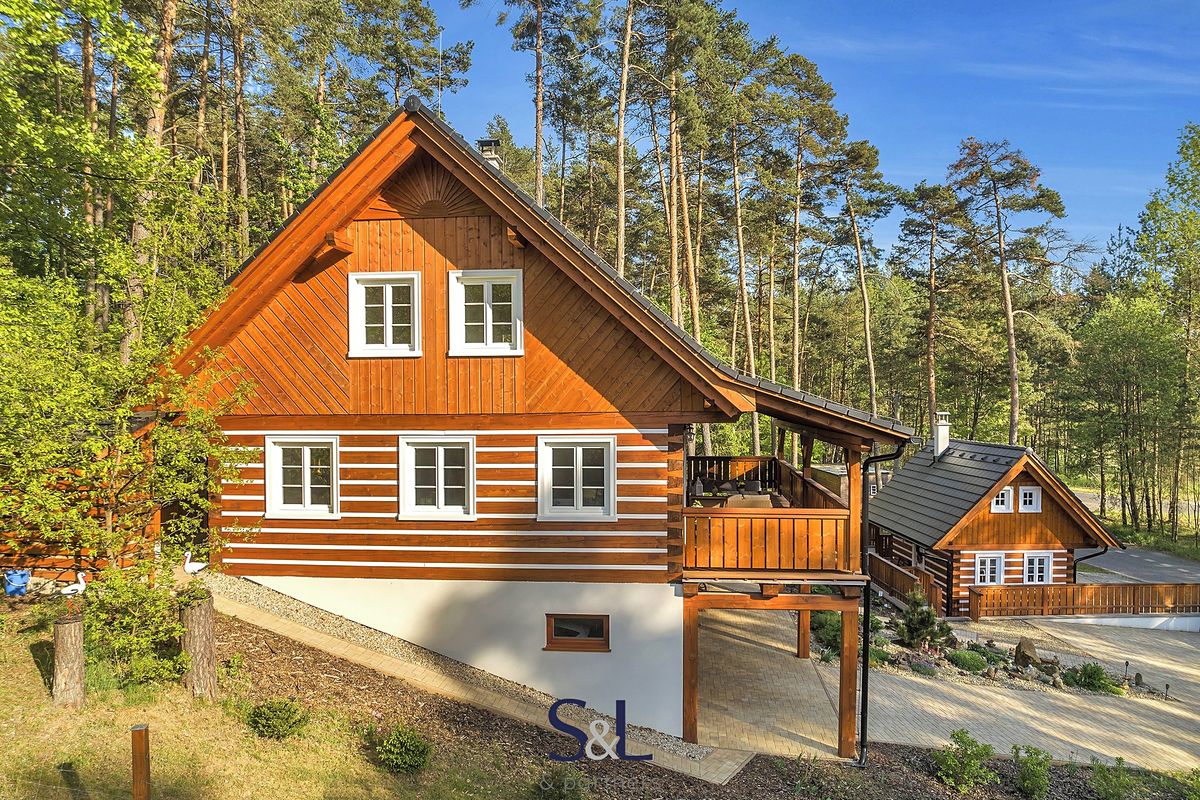 Prodej rodinného domu 197 m², pozemek 1165 m²