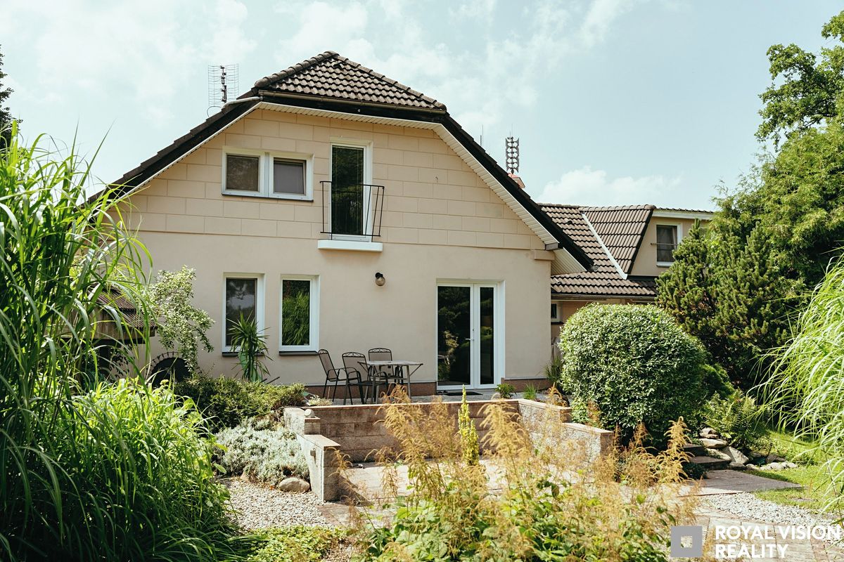Prodej rodinného domu 265 m², pozemek 2174 m²
