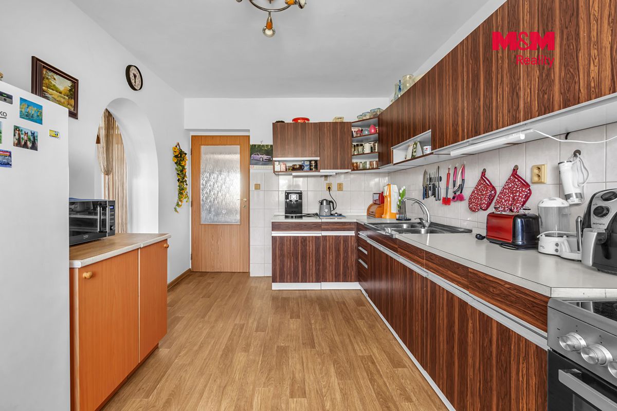 Prodej rodinného domu 215 m², pozemek 679 m² – fotografie 4