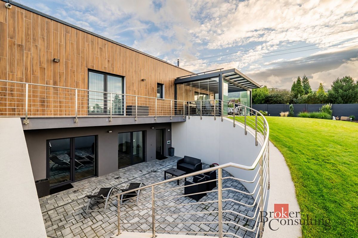 Prodej rodinného domu 333 m², pozemek 1002 m²