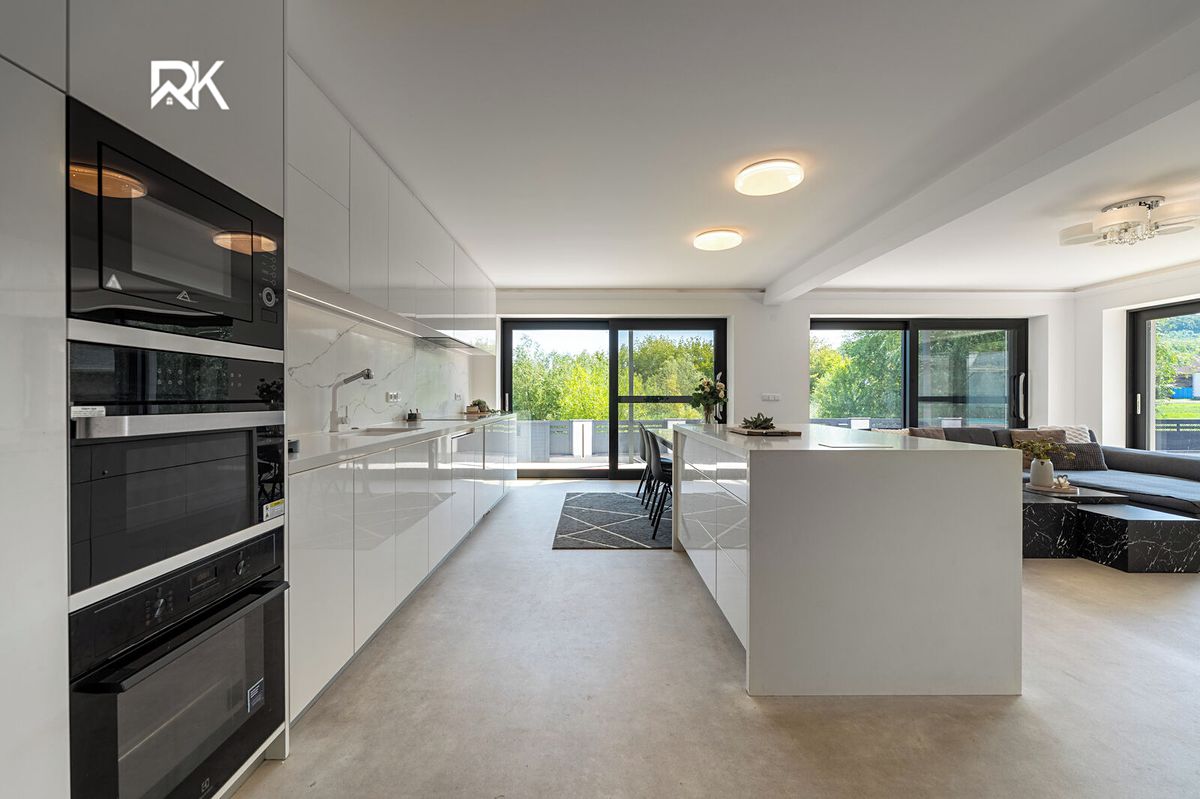 Prodej rodinného domu 279 m², pozemek 1184 m² – fotografie 2